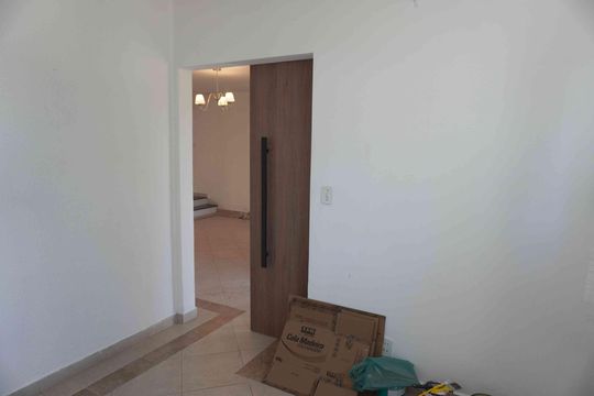 Sala de TV de casa de condomínio à venda com 2 quartos, 360m² em Morada dos Pássaros, Barueri