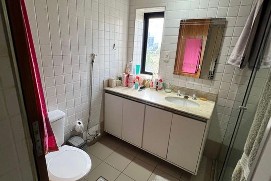 Banheiro de apartamento para alugar com 1 quarto, 57m² em Alphaville Industrial, Barueri