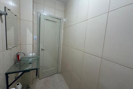 Banheiro de apartamento para alugar com 1 quarto, 45m² em Centro, São Vicente