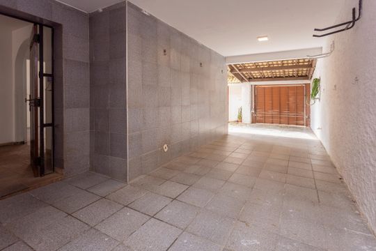 Garagem de casa para alugar com 4 quartos, 270m² em Jardim Guarapiranga, São Paulo