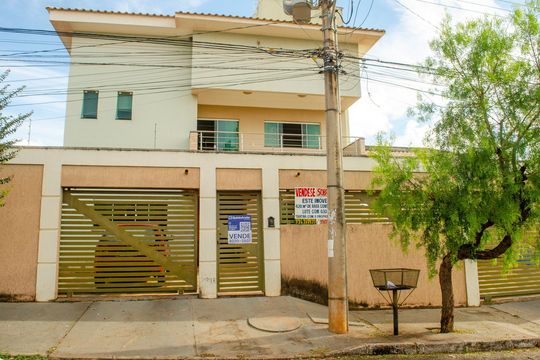 Fachada de casa à venda com 7 quartos, 630m² em Osvaldo Rosa, Goiânia