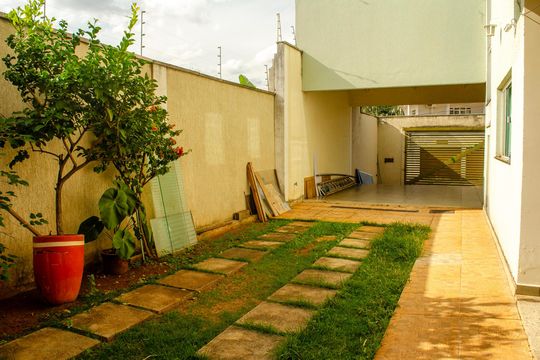 Garagem de casa à venda com 7 quartos, 630m² em Osvaldo Rosa, Goiânia