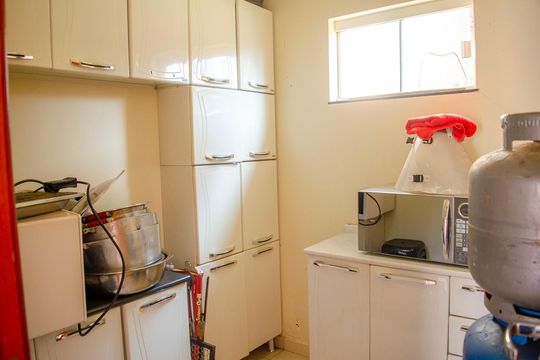 Despensa de casa à venda com 7 quartos, 630m² em Osvaldo Rosa, Goiânia