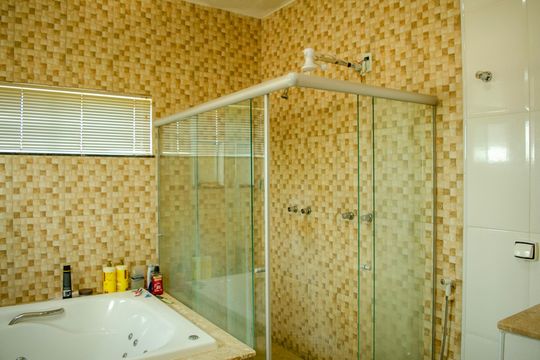 Banheiro da Suíte 4 de casa à venda com 7 quartos, 630m² em Osvaldo Rosa, Goiânia