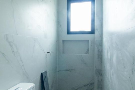 Banheiro da Suíte de casa à venda com 3 quartos, 108m² em Uberaba, Curitiba