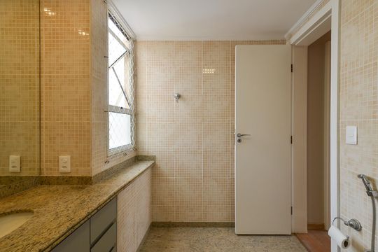 Banheiro Suíte de apartamento para alugar com 3 quartos, 110m² em Sion, Belo Horizonte