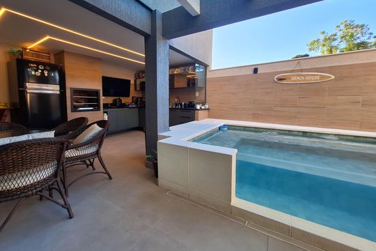 Piscina de casa para alugar com 3 quartos, 192m² em Itaipu, Niterói