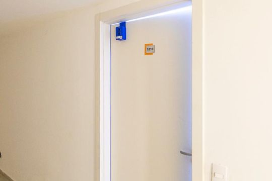 Área comum - Entrada do imóvel com lockbox de apartamento para alugar com 1 quarto, 38m² em Bonsucesso, Rio de Janeiro