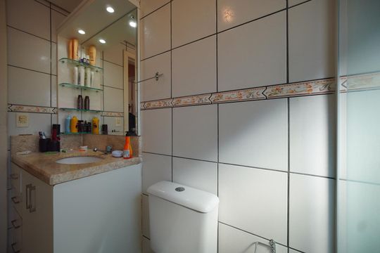 Banheiro de apartamento para alugar com 2 quartos, 69m² em Serraria, São José