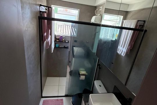 Banheiro de apartamento à venda com 2 quartos, 47m² em Centro, Curitiba