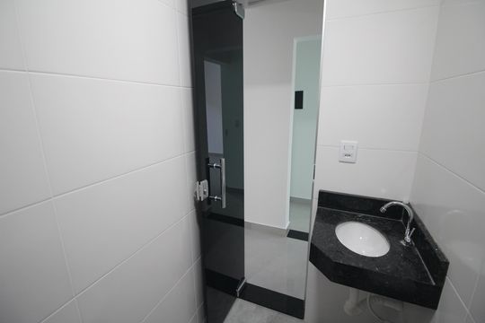 Banheiro de apartamento à venda com 2 quartos, 48m² em Eldorado, Contagem