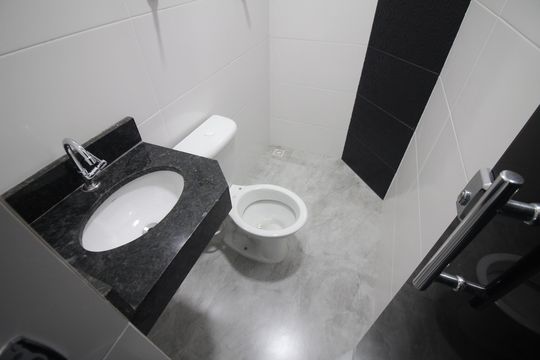 Banheiro de apartamento à venda com 2 quartos, 48m² em Eldorado, Contagem
