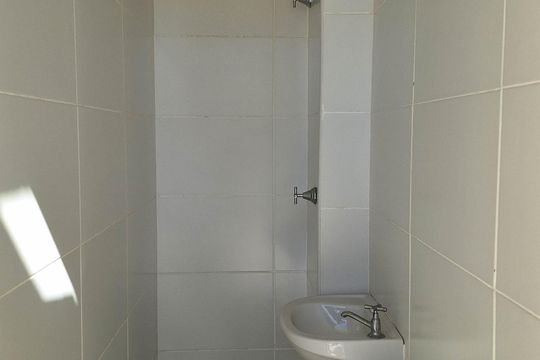 Banheiro de serviço de apartamento à venda com 3 quartos, 190m² em Itacoatiara, Niterói