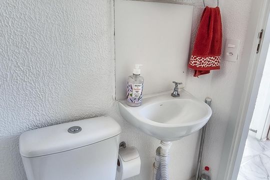 Banheiro de apartamento para alugar com 2 quartos, 40m² em Brás de Pina, Rio de Janeiro