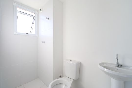 Banheiro de apartamento para alugar com 1 quarto, 27m² em Parque Industrial Tomas Edson, São Paulo