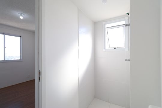 Banheiro de apartamento para alugar com 1 quarto, 27m² em Parque Industrial Tomas Edson, São Paulo