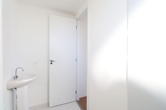 Banheiro de apartamento para alugar com 1 quarto, 27m² em Parque Industrial Tomas Edson, São Paulo