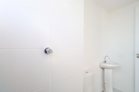 Banheiro de apartamento para alugar com 1 quarto, 27m² em Parque Industrial Tomas Edson, São Paulo