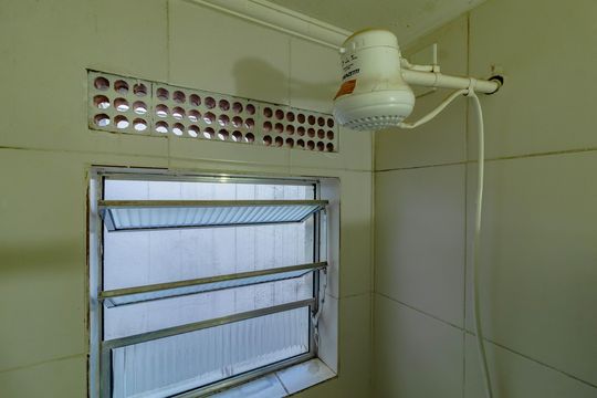 Banheiro social de casa para alugar com 1 quarto, 28m² em Jardim Oriental, São Paulo