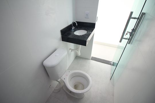 Banheiro de apartamento à venda com 2 quartos, 48m² em Eldorado, Contagem