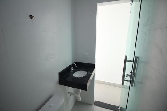 Banheiro de apartamento à venda com 2 quartos, 48m² em Eldorado, Contagem