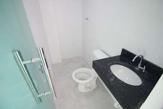 Banheiro de apartamento à venda com 2 quartos, 48m² em Eldorado, Contagem