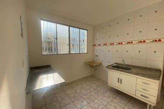 Cozinha de apartamento para alugar com 3 quartos, 42m² em Granjas Primavera (Justinópolis), Contagem