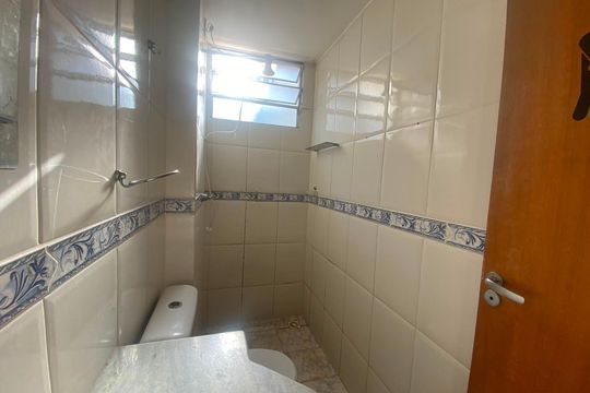 Banheiro social de apartamento para alugar com 3 quartos, 42m² em Granjas Primavera (Justinópolis), Contagem