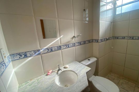 Banheiro social de apartamento para alugar com 3 quartos, 42m² em Granjas Primavera (Justinópolis), Contagem
