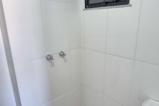 Banheiro de apartamento para alugar com 2 quartos, 43m² em Vaz Lobo, Rio de Janeiro