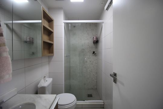 Banheiro de apartamento à venda com 1 quarto, 43m² em Jardim do Salso, Porto Alegre
