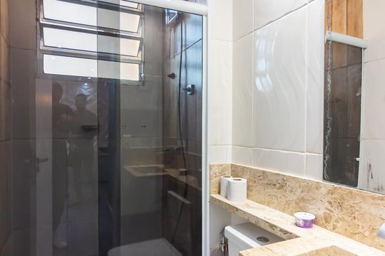 Banheiro de apartamento para alugar com 2 quartos, 58m² em Piratininga, Osasco