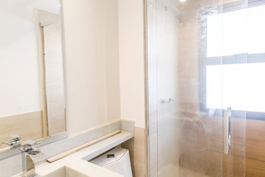 Banheiro da Suíte de apartamento para alugar com 2 quartos, 105m² em Empresarial 18 do Forte, Barueri