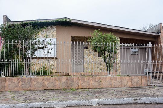 Fachada de casa para alugar com 2 quartos, 180m² em Vila Princesa Izabel, Cachoeirinha