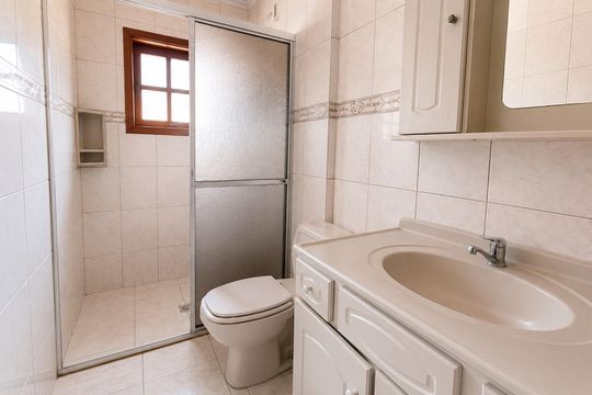 Banheiro de casa para alugar com 2 quartos, 94m² em Centro, Gravataí