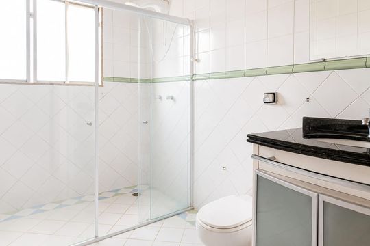 Banheiro social de casa de condomínio para alugar com 3 quartos, 200m² em Jardim dos Estados, Taubaté