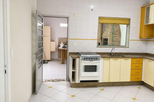 Cozinha de casa de condomínio para alugar com 3 quartos, 200m² em Jardim dos Estados, Taubaté