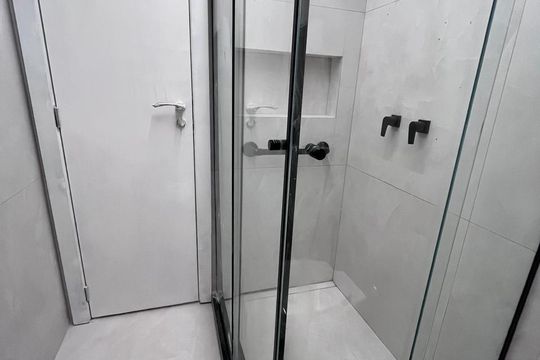 Banheiro de kitnet/studio à venda com 1 quarto, 20m² em Copacabana, Rio de Janeiro
