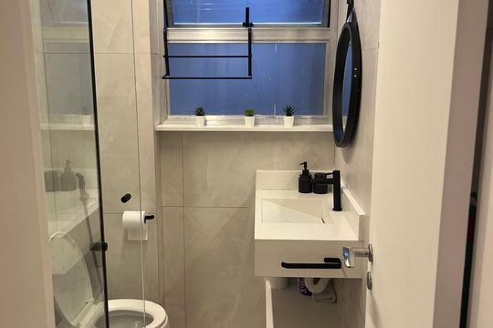 Banheiro de kitnet/studio à venda com 1 quarto, 20m² em Copacabana, Rio de Janeiro