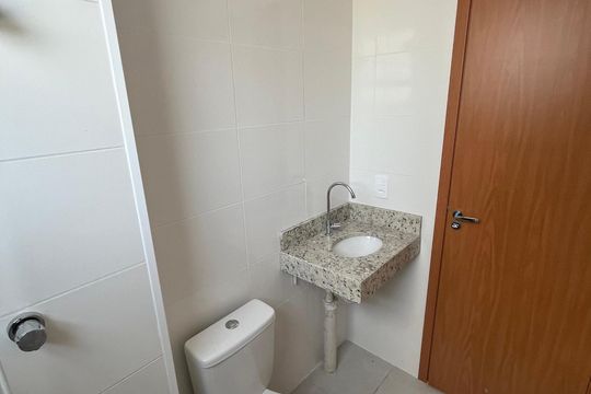 Banheiro de apartamento à venda com 2 quartos, 44m² em Costa E Silva, Porto Alegre
