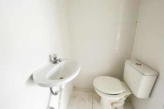 Banheiro de kitnet/studio para alugar com 1 quarto, 40m² em Água Branca, São Paulo