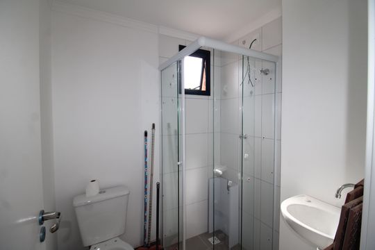 Banheiro de kitnet/studio para alugar com 1 quarto, 26m² em Vila Dom Pedro Ii, São Paulo