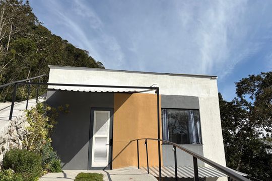 Fachada de casa de condomínio para alugar com 3 quartos, 90m² em Quitandinha, Petrópolis