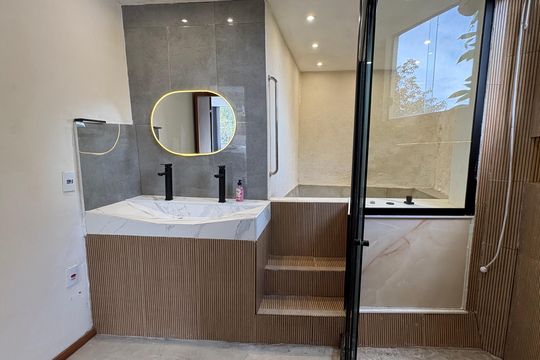 Banheiro da Suíte 3 de casa de condomínio para alugar com 3 quartos, 90m² em Quitandinha, Petrópolis