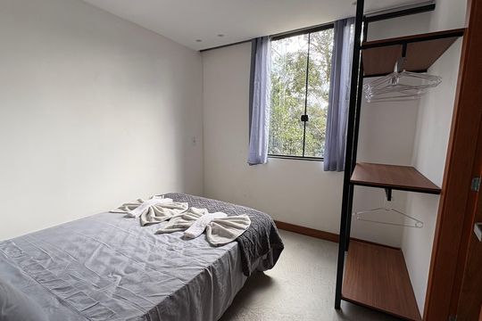 Suíte 2 de casa de condomínio para alugar com 3 quartos, 90m² em Quitandinha, Petrópolis