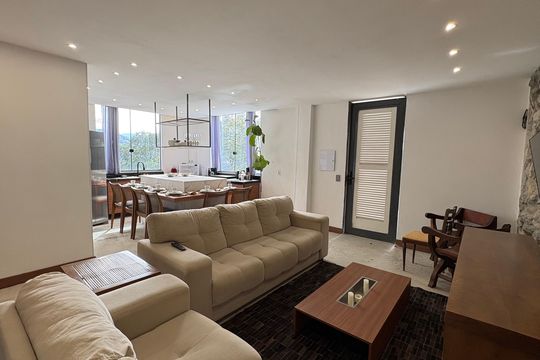 Sala de casa de condomínio para alugar com 3 quartos, 90m² em Quitandinha, Petrópolis