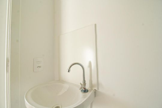 Banheiro de kitnet/studio para alugar com 1 quarto, 17m² em Vila Arcadia, São Paulo