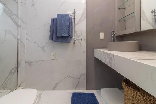 Banheiro da Suíte de apartamento para alugar com 3 quartos, 312m² em Três Figueiras, Porto Alegre