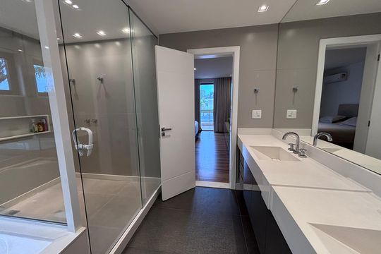 Banheiro da Suíte 1 de apartamento à venda com 3 quartos, 350m² em Recreio dos Bandeirantes, Rio de Janeiro
