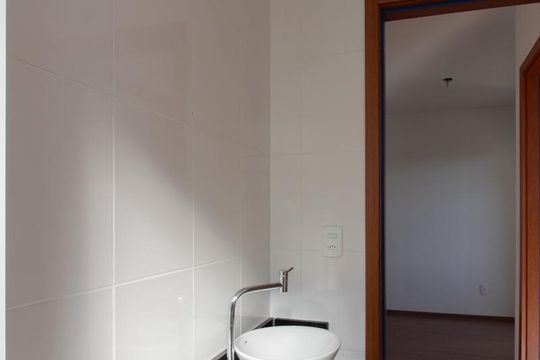 Banheiro de apartamento para alugar com 2 quartos, 50m² em Tijuca, Belo Horizonte